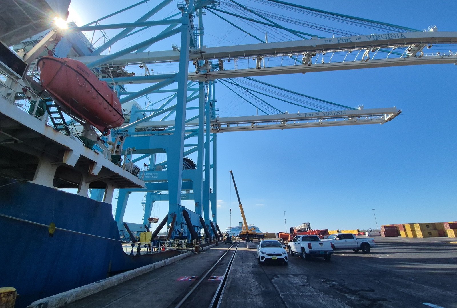 Ship-to-shore gantry crane discharge, deck-level survey