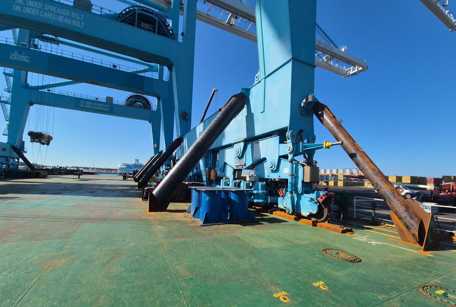 Gantry crane structure surveyed during discharge